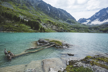 风景 Kuiguk 湖。阿尔泰山。俄国风景