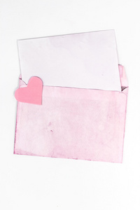 打开的复古信封粉红色纸页与心