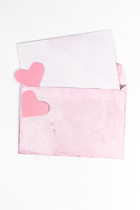 孤立打开的复古信封粉红色纸页与心