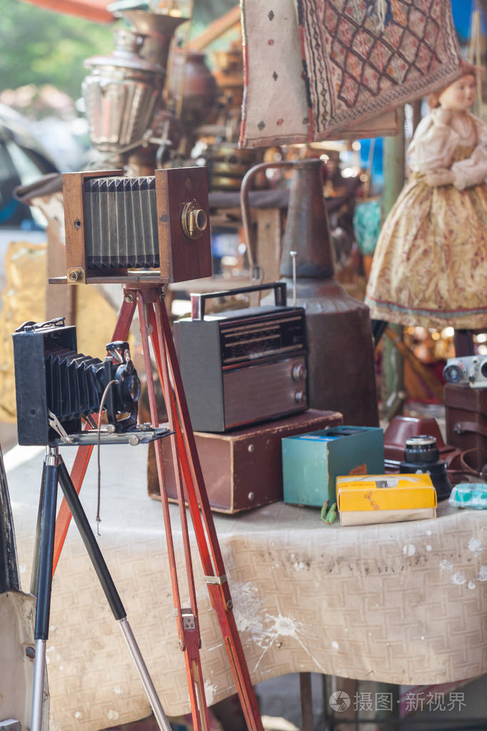 在第比利斯的干桥上交易二手物品和古物古董旧复古复古的东西