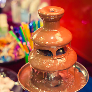 巧克力喷泉喷泉上孩子的充满活力的图片与孩子们玩耍的孩子生日聚会和