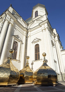 金色圆顶钟楼和基督教庙宇教堂
