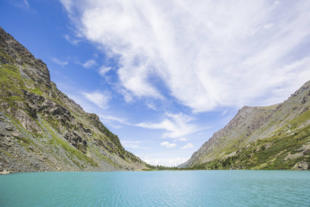 风景 Kuiguk 湖。阿尔泰山。俄国风景