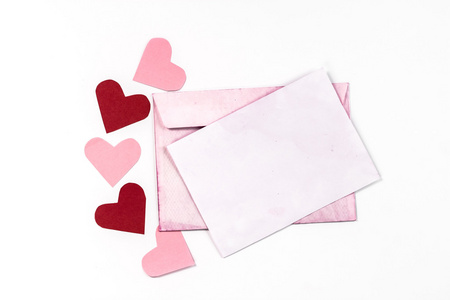 孤立的老式粉色信封和页面与心