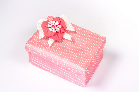 孤立的情人节礼品盒用纸红色的心
