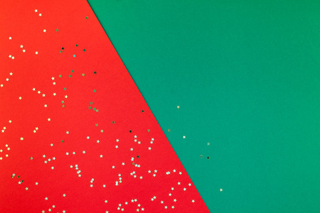 新年或圣诞花纹平躺顶景圣诞假期庆典红绿纸金色闪光五彩纸屑背景.