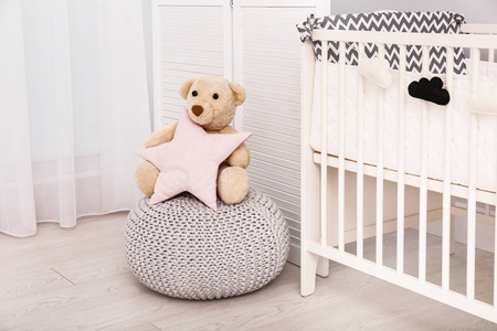 时尚的婴儿房内有舒适的婴儿床