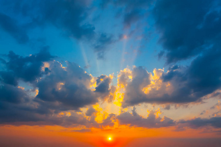 在乌云密布的天空上戏剧性的夕阳