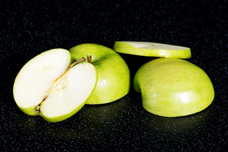 绿色的苹果，把切成两半