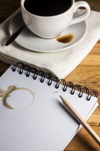 纸张 铅笔和白杯咖啡在书桌上