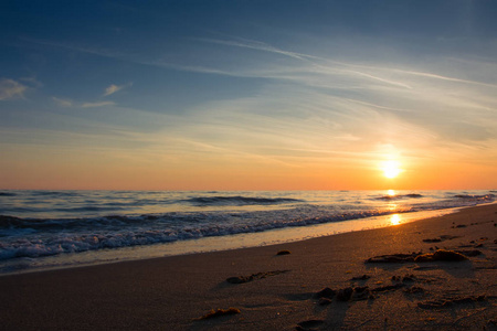 美丽的夕阳海面的景区视图