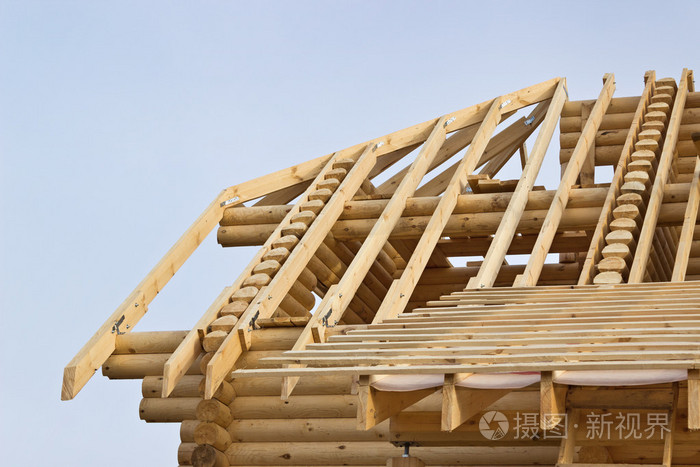 片段的木料半灰泥屋顶的房子