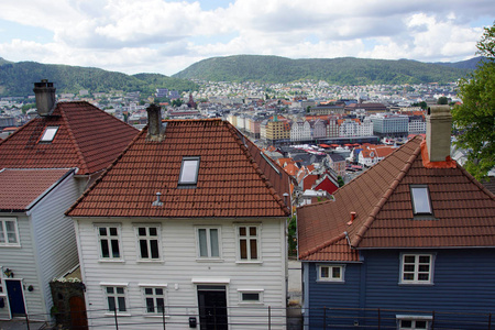 挪威卑尔根市瓦屋顶木制房屋图片