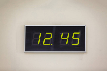 黑色数字时钟在白色背景显示时间12小时45分钟