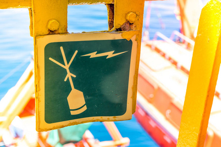 在容器或平台上标志意义紧急无线电灯塔。海上生命安全概念, 无线电援助