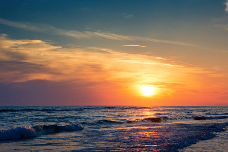 美丽的夕阳海面的景区视图