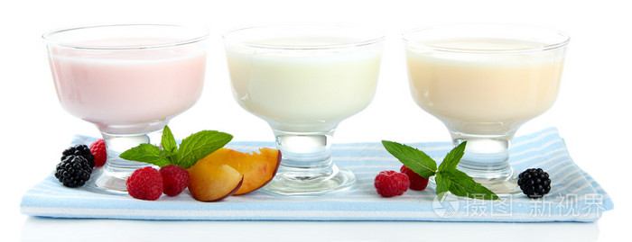 美味酸奶水果和浆果在白色隔离
