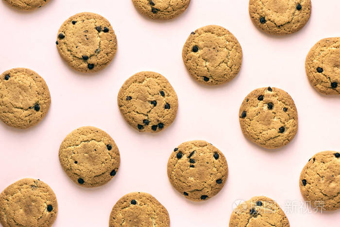 粉红色粉彩背景巧克力曲奇饼干, 顶级视图照片-正版商用图片09ntg4-摄