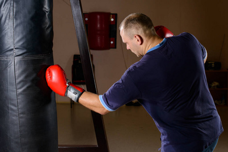 特写镜头的拳击手提高他的技能工作在冲压袋。不可 阻挡