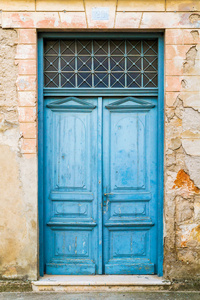 旧仿古木制门漆成蓝色
