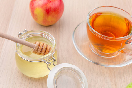 犹太假日 Rosh 新年背景与蜂蜜和苹果在木桌上