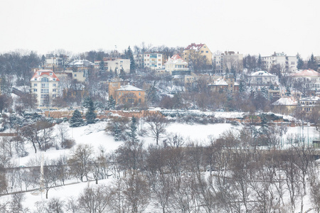 在布达佩斯的雪盖房子