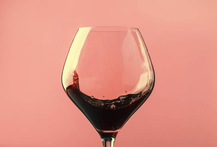 干红葡萄酒, 玻璃飞溅, 粉红色背景, 运动图像中的离焦, 景深浅