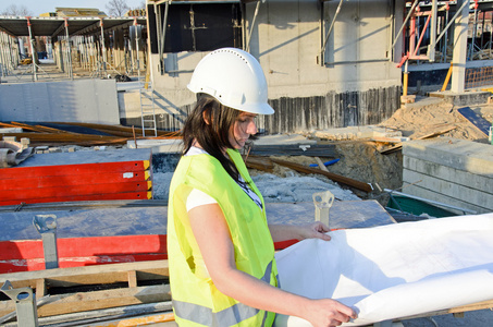 年轻的女建筑师，建筑工地的构造