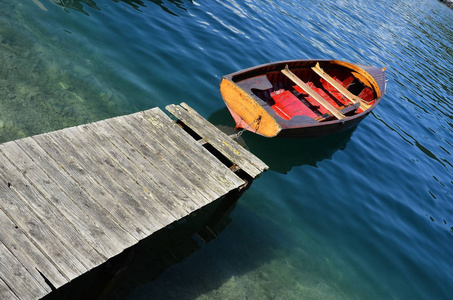 船停泊在码头附近的湖边照片