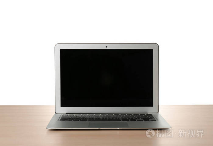 带空白屏幕的现代笔记本电脑与白色背景
