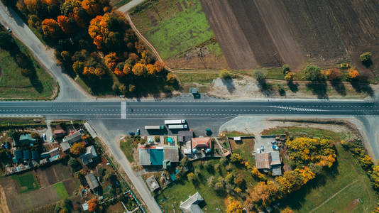 在乌克兰的新道路鸟瞰图。秋天。道路标记