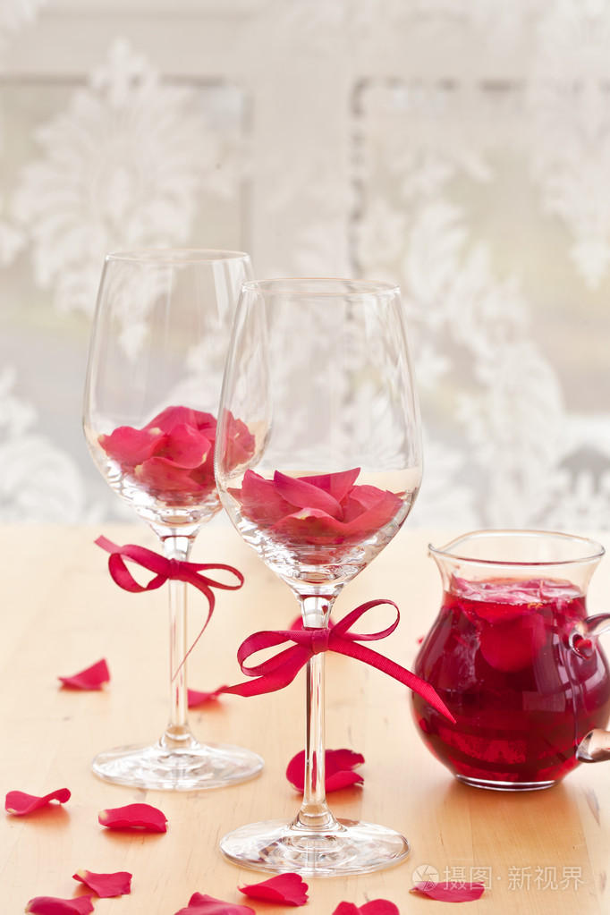 玫瑰花瓣撒满的鸡尾酒