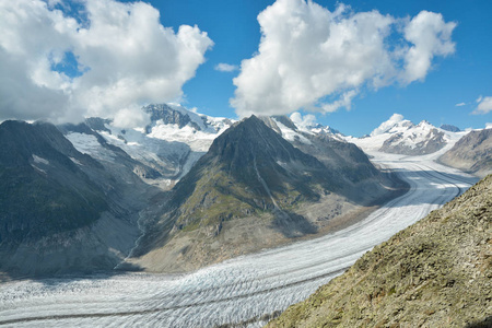 从瑞士 Eggishorn 阿莱奇冰川看阿尔卑斯山最长的冰川