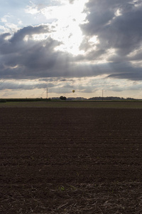 在8月德国南部一个非常阳光明媚的日子里, 你可以看到绿色田野旁的道路, 天空与阴郁的多云天空