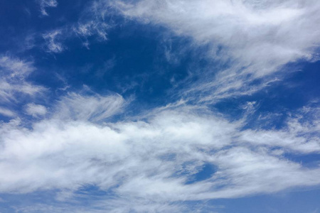 美丽的云彩对蓝天背景 Cloudscape 的天空 蓝天多云天气 自然云 白云 蓝天和太阳照片 正版商用图片0qzel5 摄图新视界