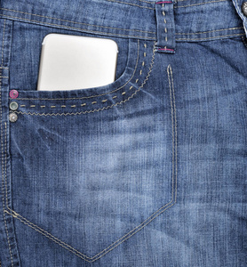 智能手机在前口袋的蓝色牛仔裤, 全帧