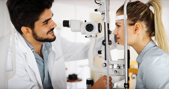 验光师检查患者眼科诊所用专业设备