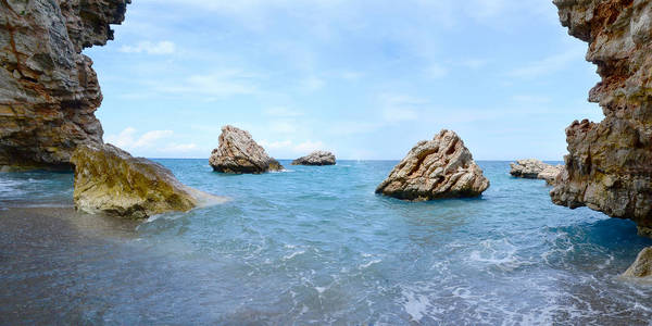海海滩和巨大的石头