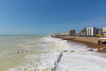 沃辛海滩西苏塞克斯英国打破波浪