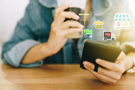 做电子公章软件妇女手使用智能手机做购物网上商店与各种涂鸦图标弹出