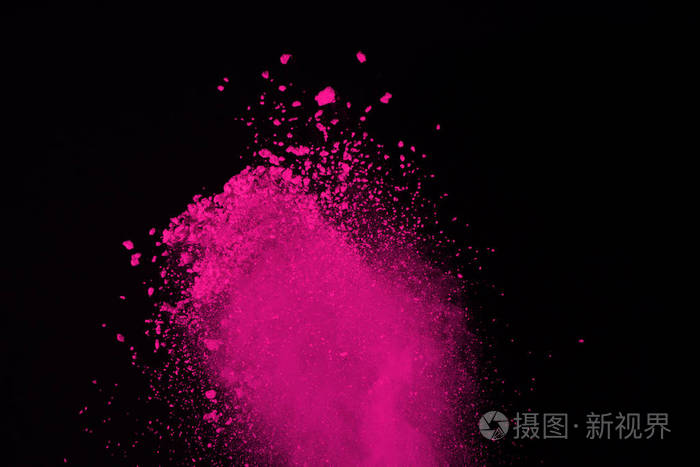 抽象粉红色粉末爆炸黑色背景.