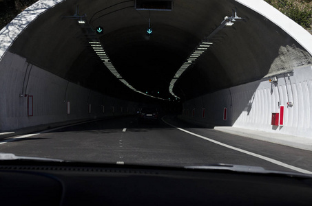 在保加利亚中部的隧道里开车照片