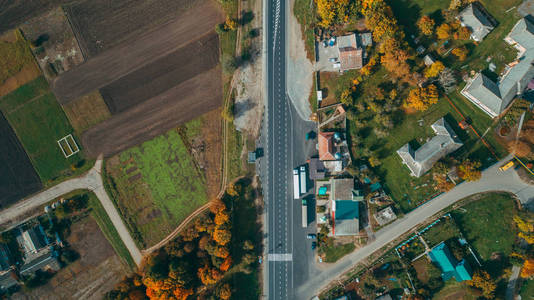 在乌克兰的新道路鸟瞰图。秋天。道路标记