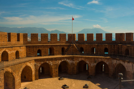 基齐尔库勒塔。红色塔楼, 圆圆的庭院的视野内有石墙。安塔利亚区, 土耳其, 亚洲