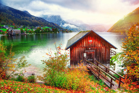 Grundlsee 湖田园诗般的秋景。朦胧的早晨。地点 奥地利施蒂里亚 Liezen 区 Grundlsee 度假村欧洲