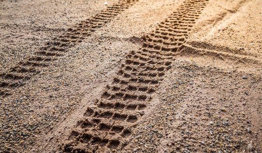 摩托车轮胎履带印砂选择性聚焦照片