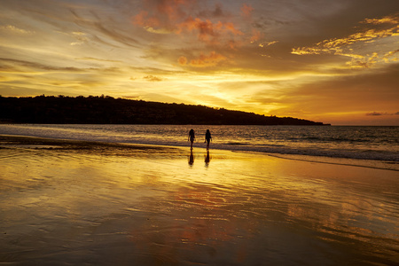 两个女孩在一个热带的海滩上