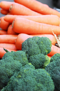 绿色西兰花胡萝卜在市场