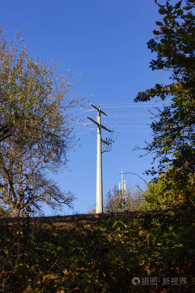 德国农村的电线杆和电缆