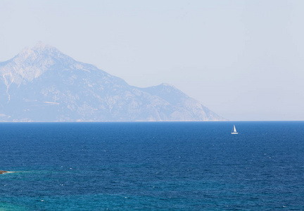 从 Sithonia 半岛看到的阿托斯山壮观的景色与帆船, 哈尔基迪基, 希腊